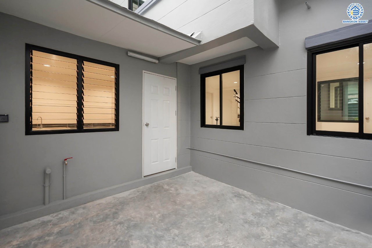 บ้านมือสองตกแต่งใหม่ ม.เศรณี ดอนเมือง-สรงประภา เนื้อที่ 27.7 ตร.ว. ฟังก์ชันจัดเต็ม 4 ห้องนอน 3 ห้องน้ำ จอดรถได้ 1 คัน ตอบโจทย์ครอบครัวใหญ่ มีความเป็นส่วนตัว เดินทางเข้าสู่ใจกลางเมืองได้อย่างสะดวกสบาย ใกล้สนามบินดอนเมือง และทางด่วนศรีสมาน...